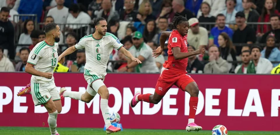 Jugadores de Suiza y Argelia en el partido