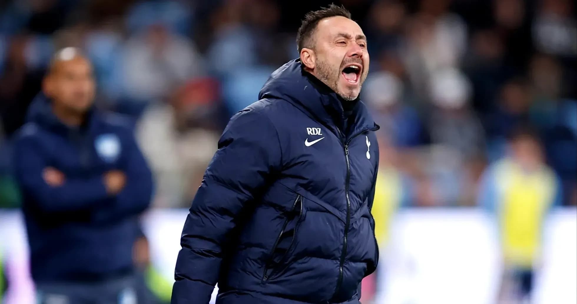 Entrenador gritando durante el partido en la línea lateral