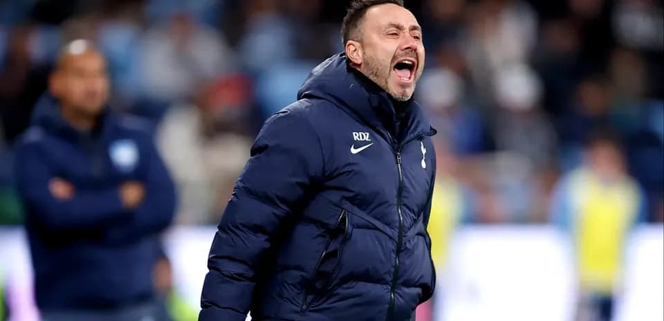 Entrenador gritando durante el partido en la línea lateral