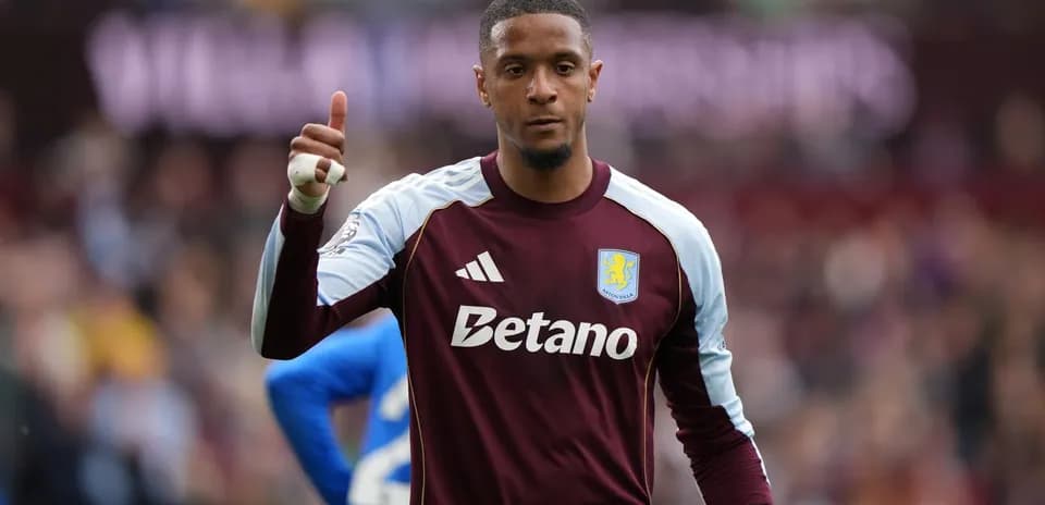Portero de Aston Villa señalando con el pulgar hacia arriba