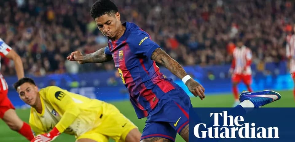 Jugador de Barcelona disparando frente al portero rival