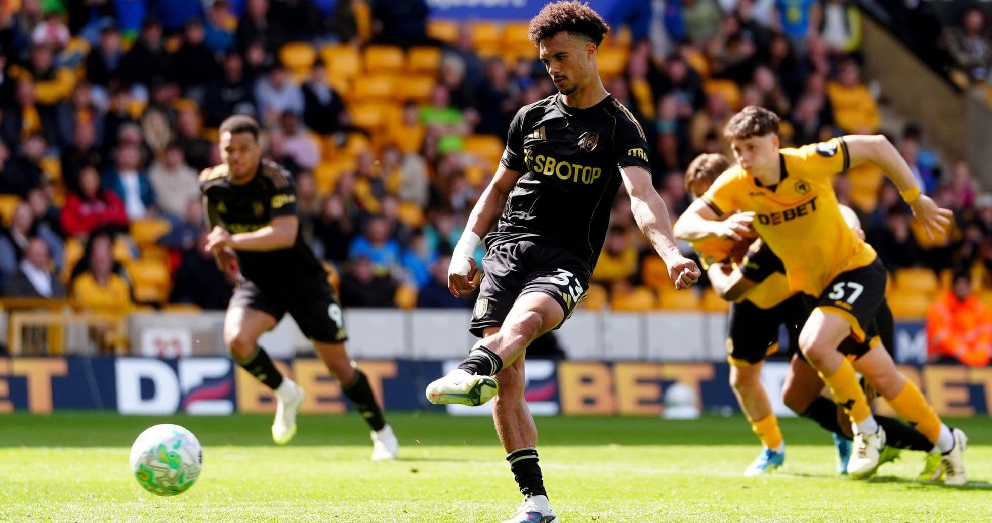 Jugador de Wolves ejecutando un penalti