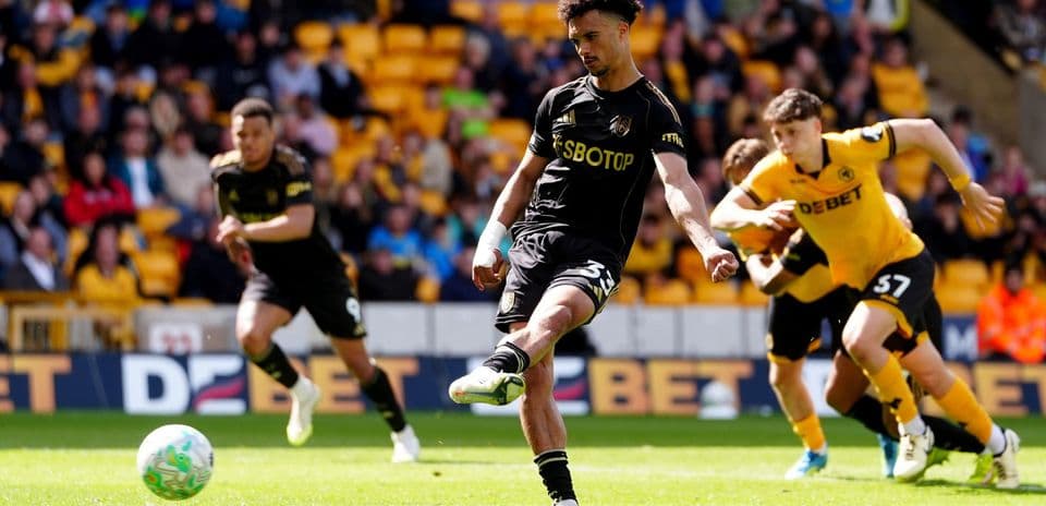 Jugador de Wolves ejecutando un penalti