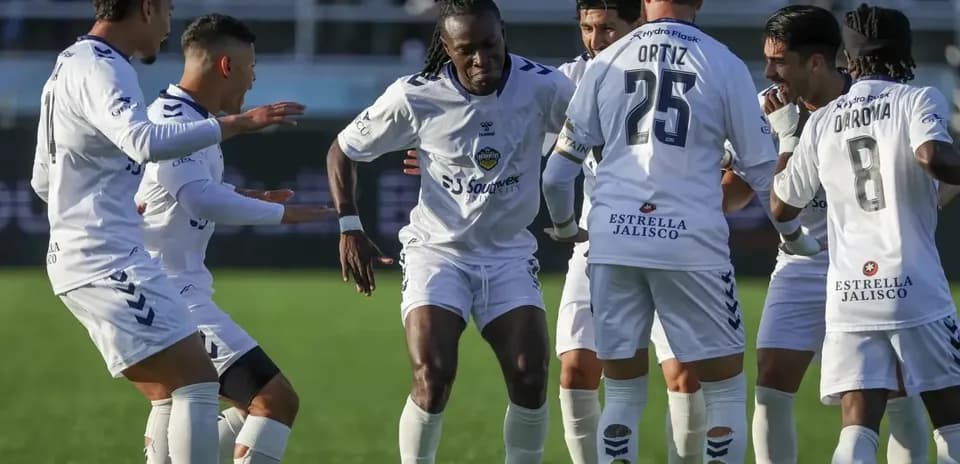 Jugadores celebrando un gol en partido