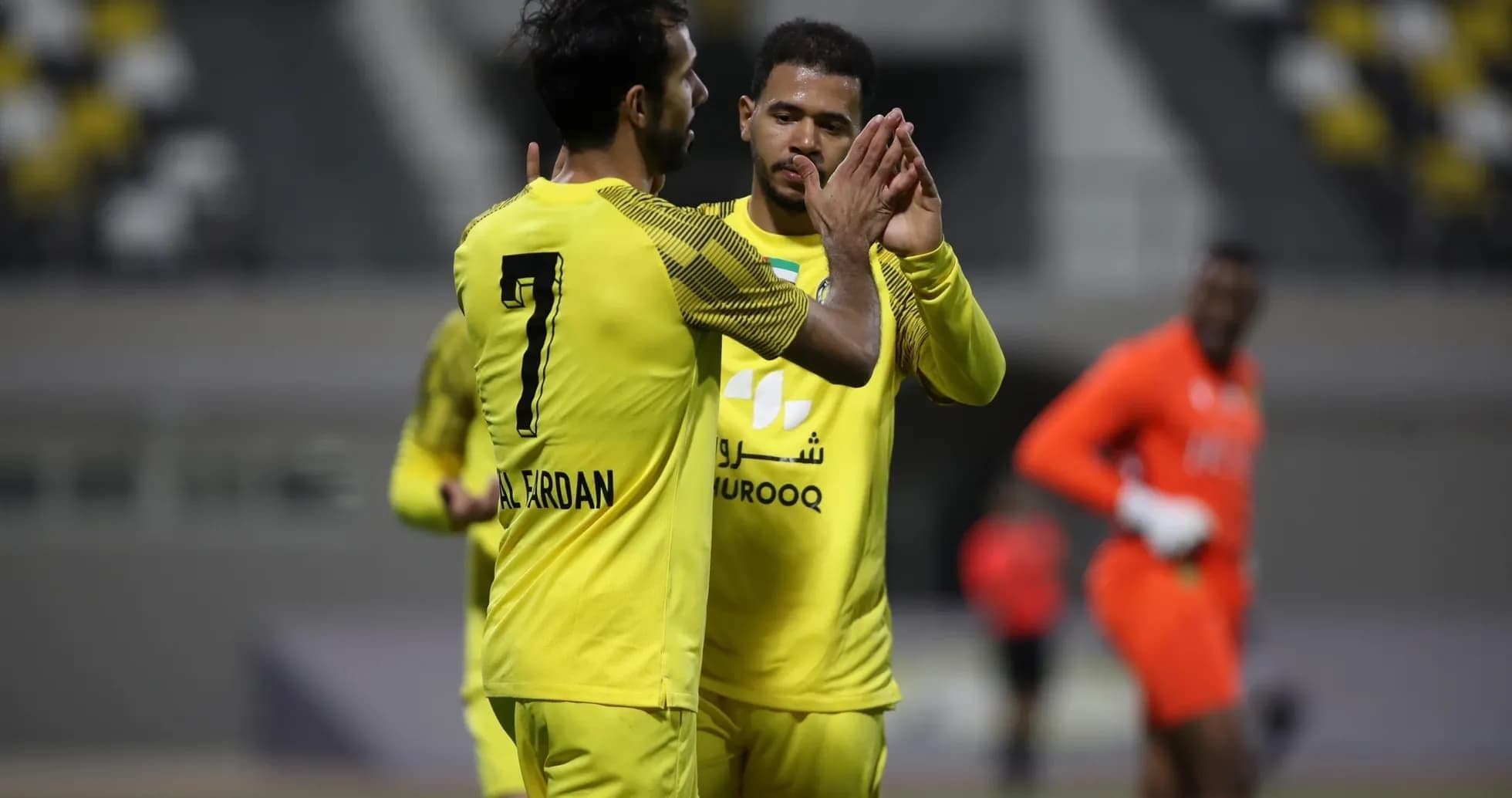 Jugadores celebrando durante el partido de fútbol