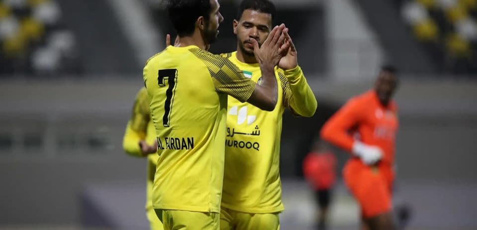Jugadores celebrando durante el partido de fútbol