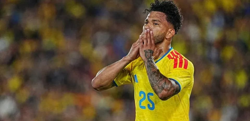 Jugador de Colombia con camiseta amarilla durante el partido