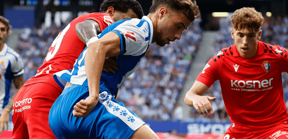 Jugador de Espanyol luchando por el balón