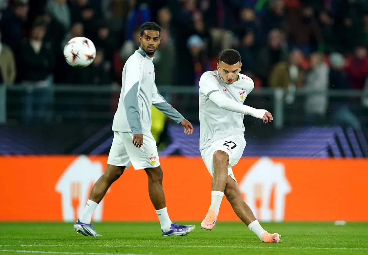 Jugador pateando el balón durante el calentamiento