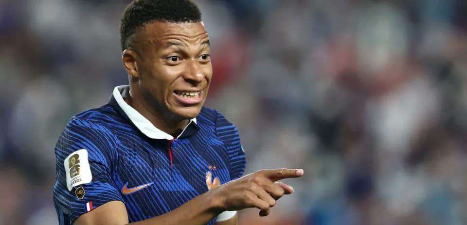 Jugador de Francia señalando durante el partido