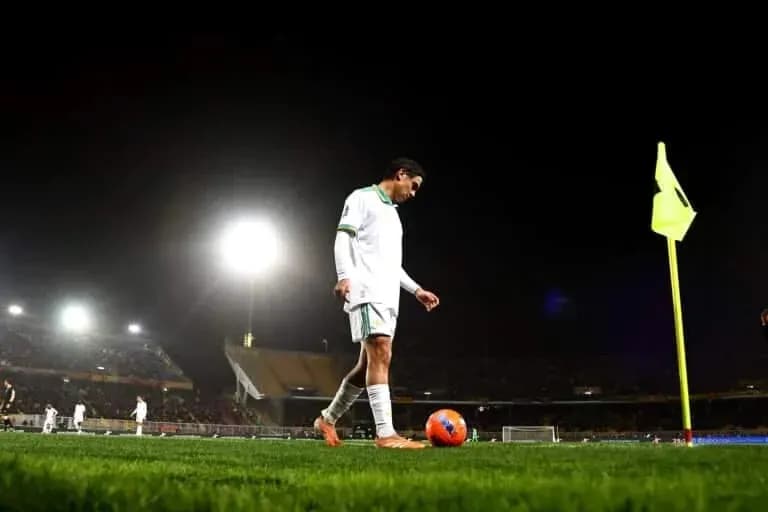 Jugador preparando un tiro de esquina en el partido