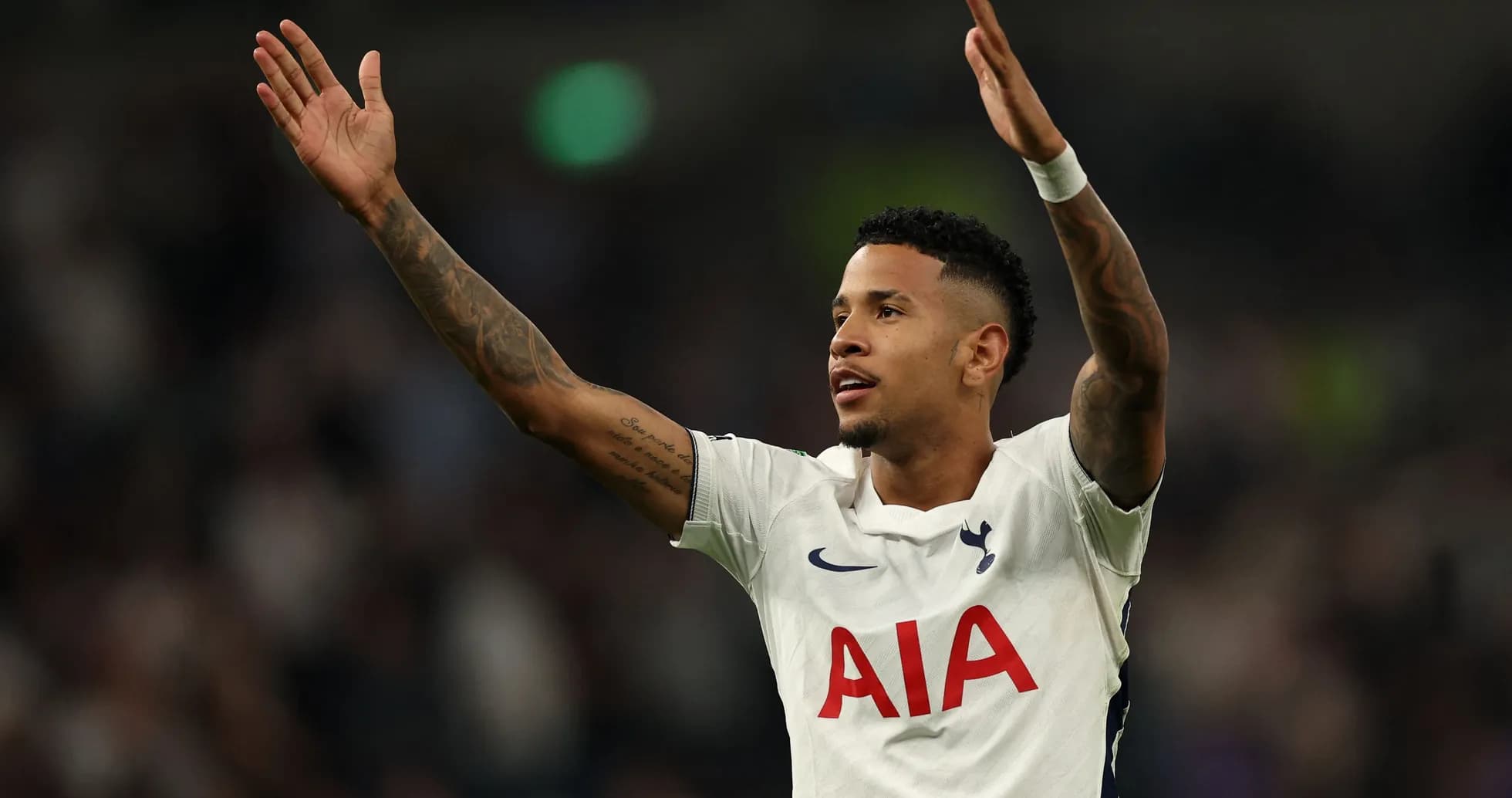 Jugador de Tottenham celebrando con los brazos en alto
