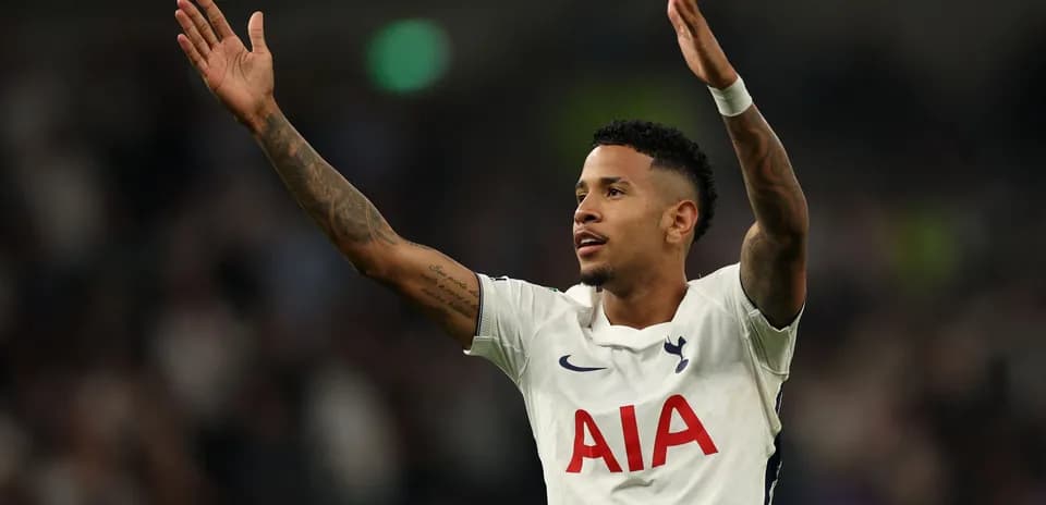 Jugador de Tottenham celebrando con los brazos en alto