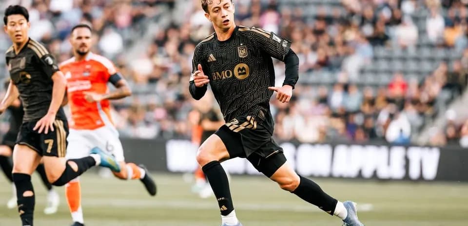 Jugador corriendo durante el partido de fútbol