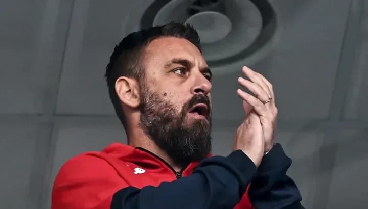 Hombre aplaudiendo en un evento deportivo