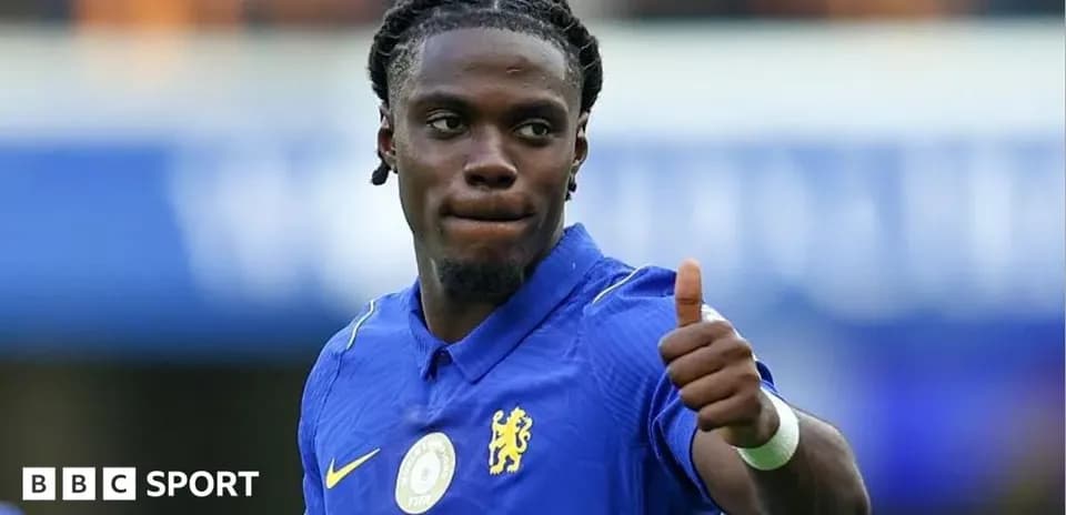 Jugador de Chelsea haciendo un gesto de aprobación