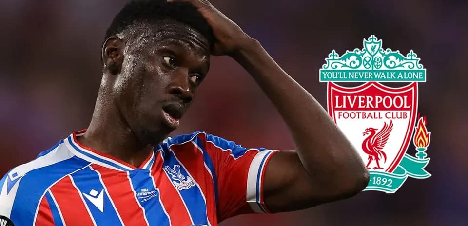 Jugador de Crystal Palace con camiseta rayada y logo de Liverpool