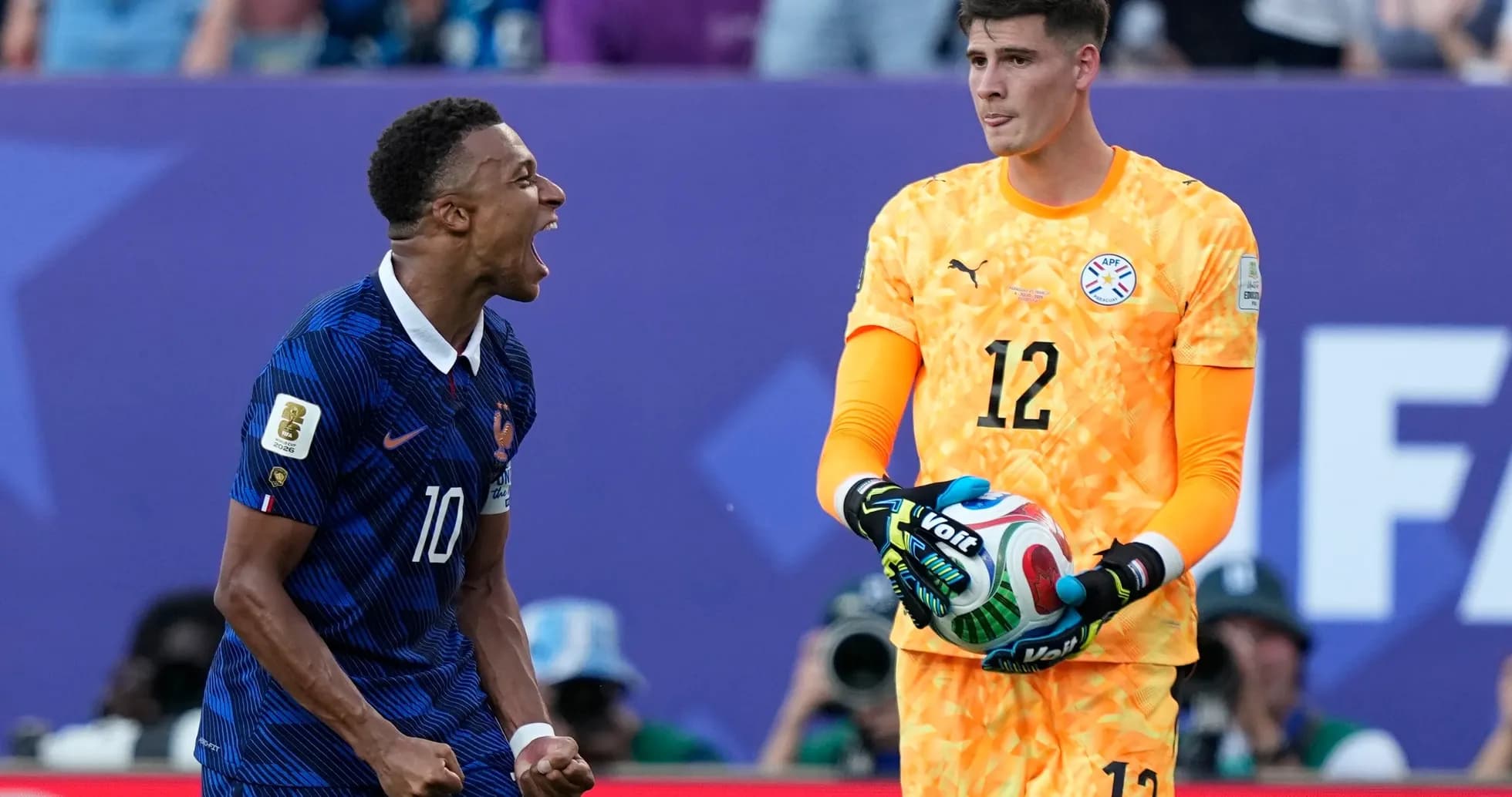 Jugador de Francia celebra mientras el portero paraguayo observa
