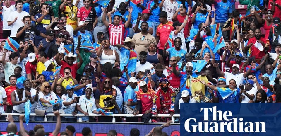 Multitud de aficionados con banderas en estadio