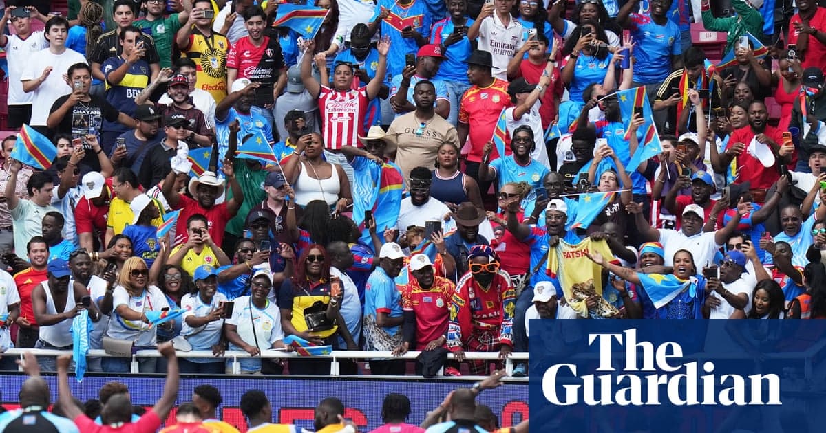 Multitud de aficionados con banderas en estadio