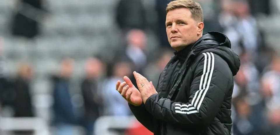 Entrenador aplaudiendo en el campo de fútbol