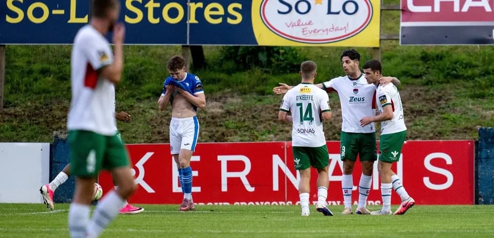 Jugadores celebrando un gol en un partido de fútbol