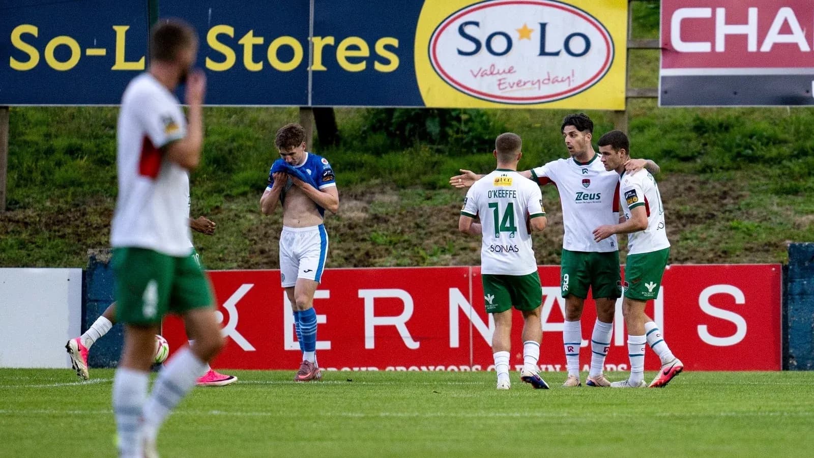 Jugadores celebrando un gol en un partido de fútbol