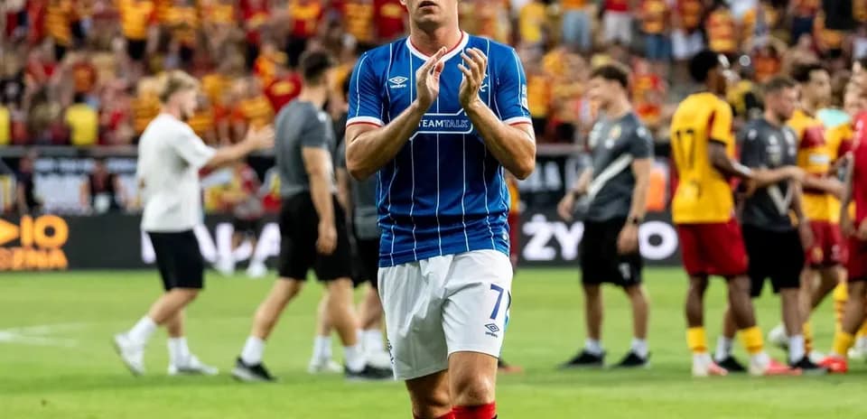 Jugador de Rangers aplaudiendo en el estadio