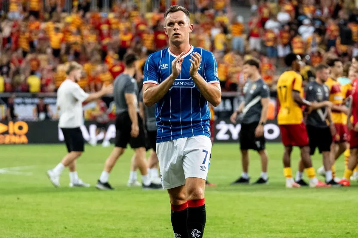 Jugador de Rangers aplaudiendo en el estadio