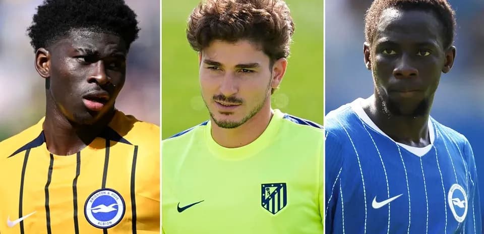 Tres futbolistas en sesiones de entrenamiento