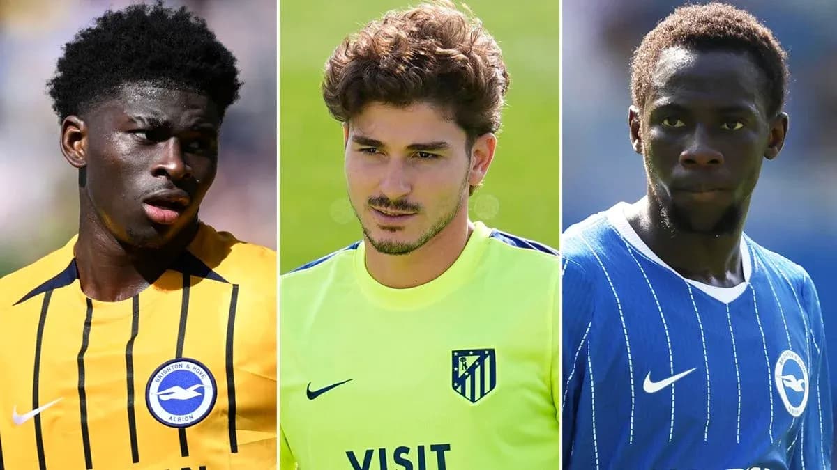 Tres futbolistas en sesiones de entrenamiento