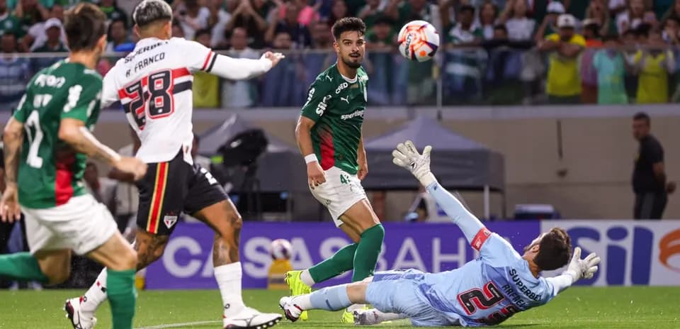 Gol de Palmeiras contra Sao Paulo en el partido