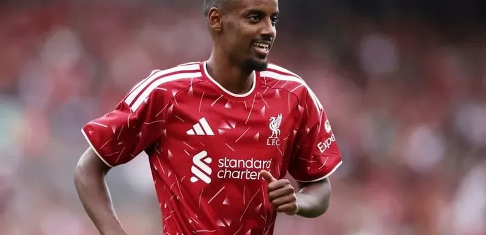 Jugador de Liverpool corriendo en el campo