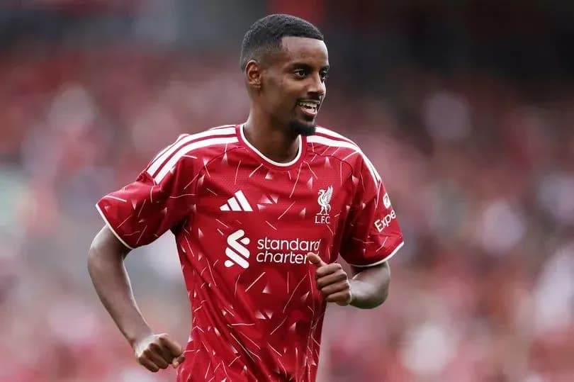 Jugador de Liverpool corriendo en el campo