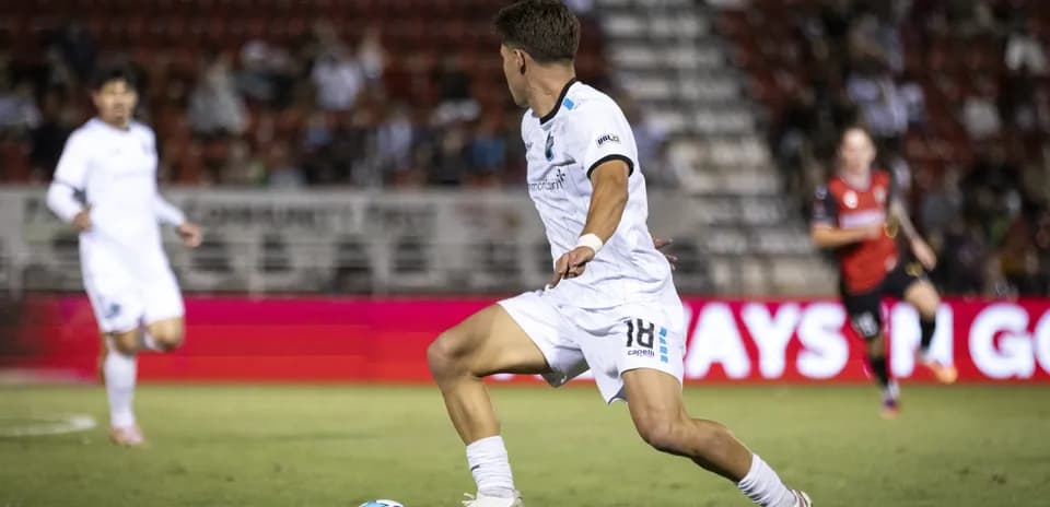 Jugador corriendo con el balón en el partido