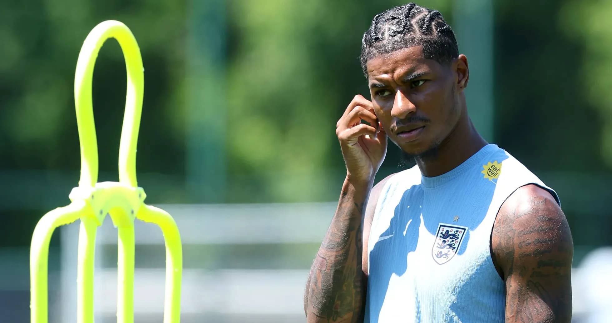 Jugador en entrenamiento junto a un cono de marcaje