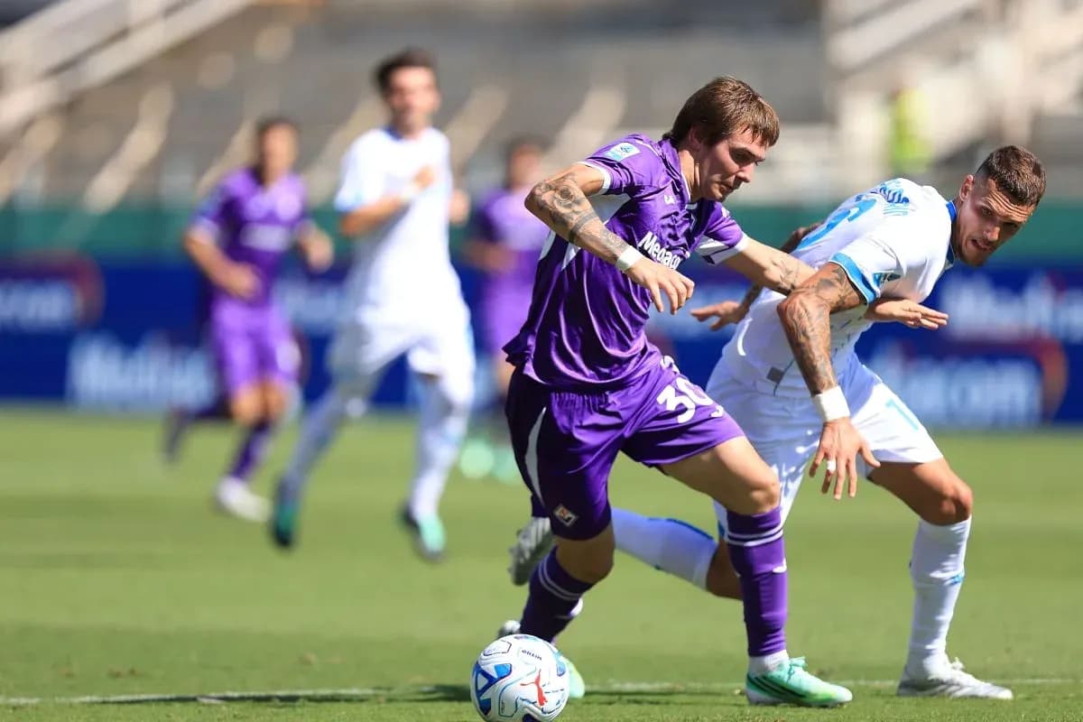 Jugador de Fiorentina luchando por el balón