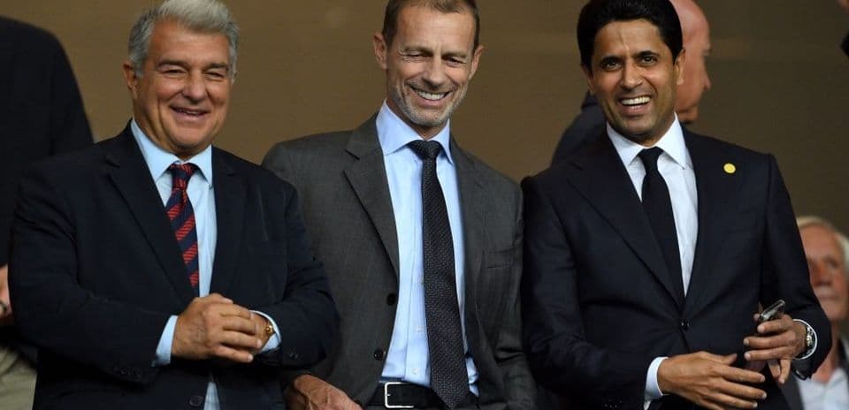 Tres hombres sonriendo en un evento deportivo
