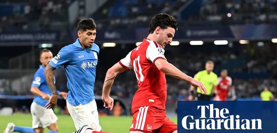 Jugador de Arsenal avanzando con el balón durante el partido
