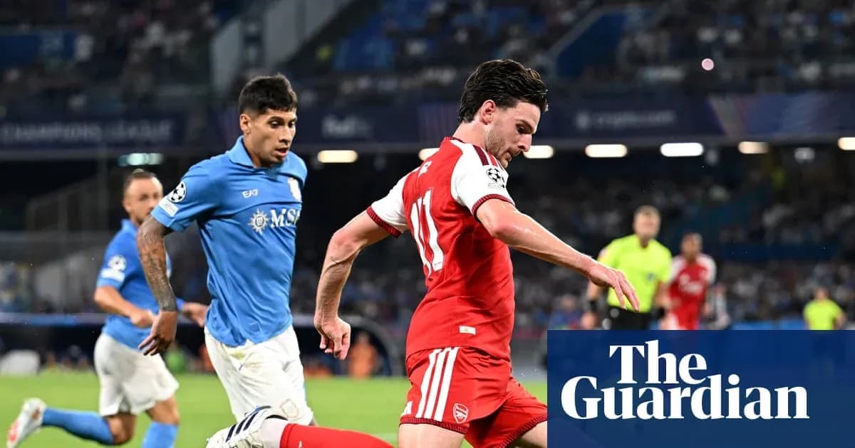Jugador de Arsenal avanzando con el balón durante el partido
