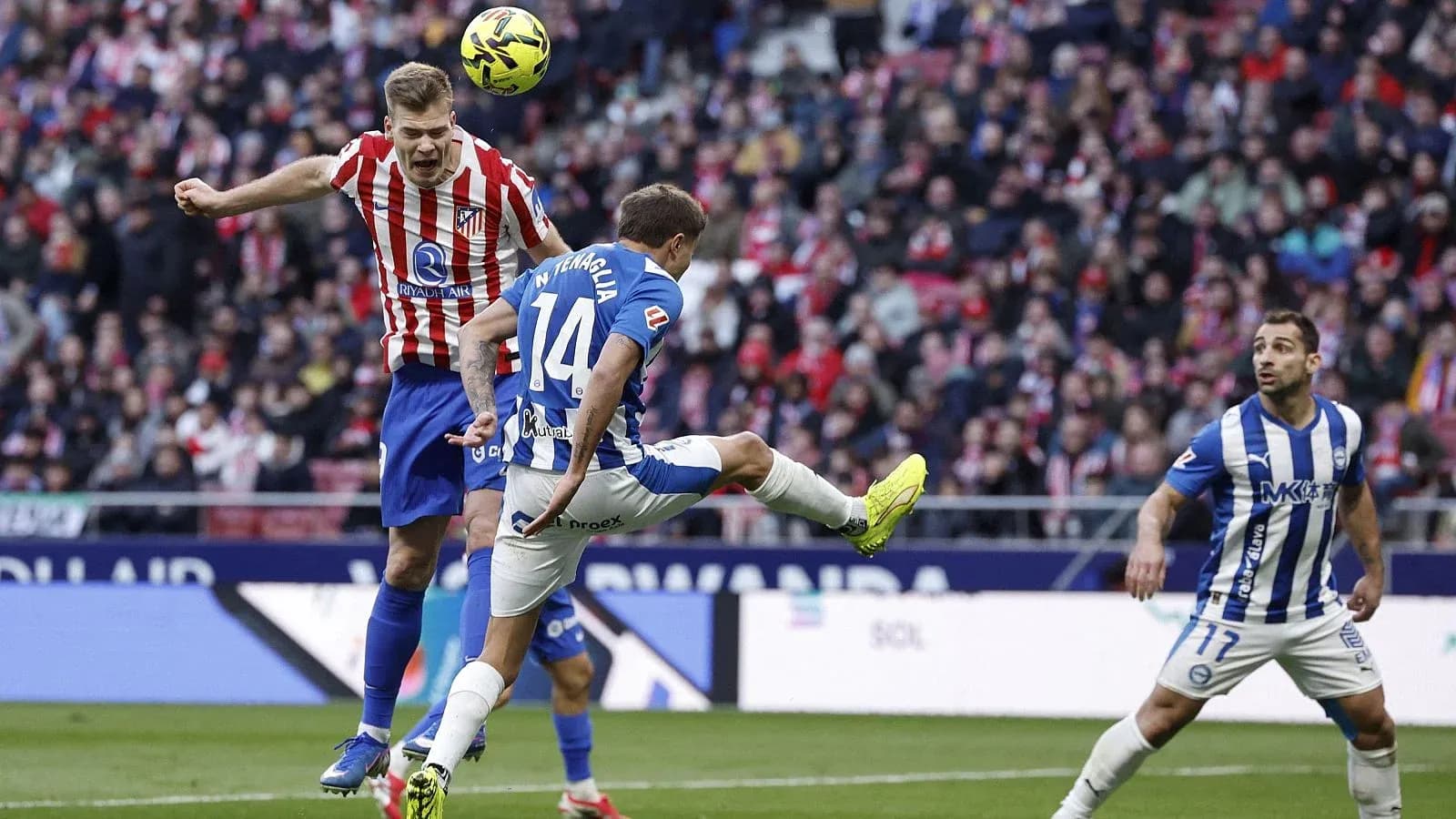 Jugadores de Alavés y Atlético en acción