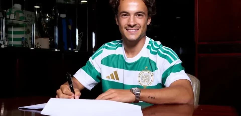 Jugador firmando contrato con camiseta de Celtic