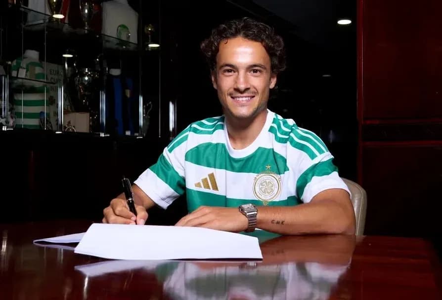 Jugador firmando contrato con camiseta de Celtic