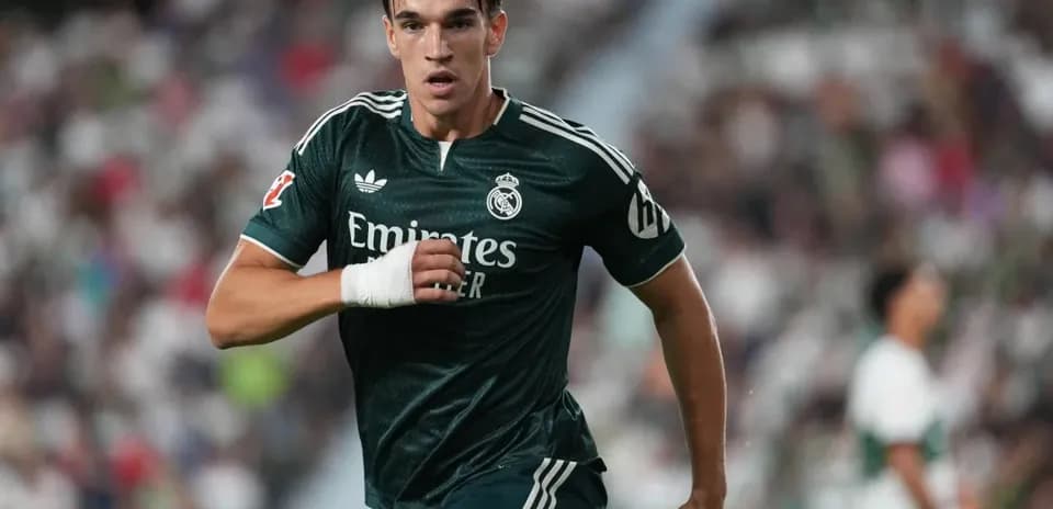 Jugador del Real Madrid corriendo en el campo