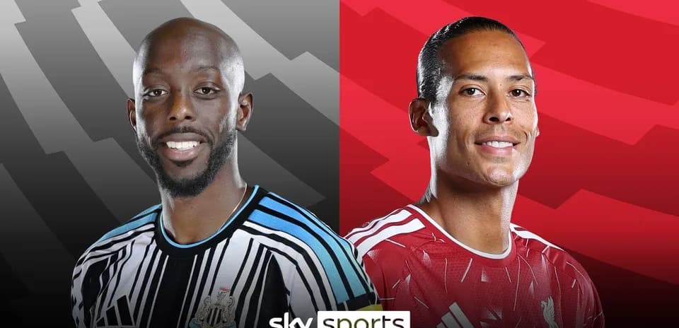 Jugadores de Newcastle y Liverpool sonriendo para la foto