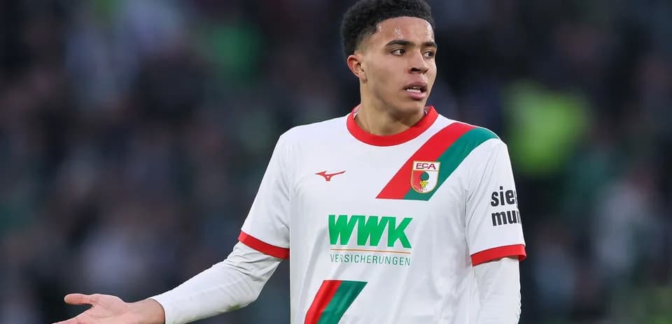 Jugador de fútbol con camiseta del Augsburg en el campo
