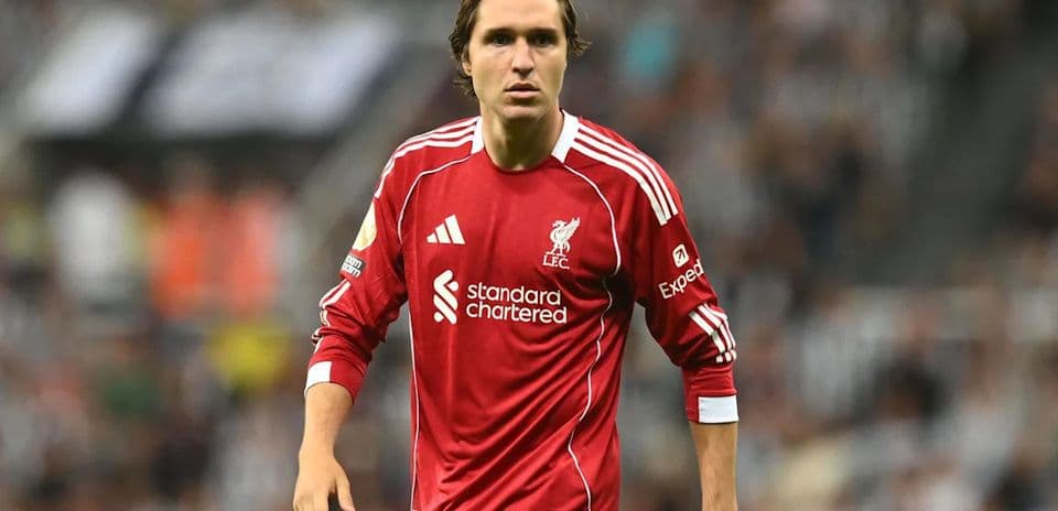 Jugador de Liverpool en camiseta roja en el campo