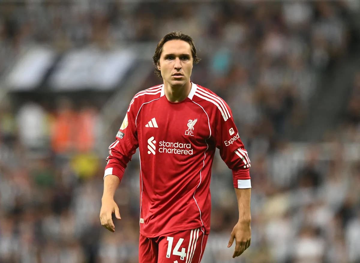 Jugador de Liverpool en camiseta roja en el campo