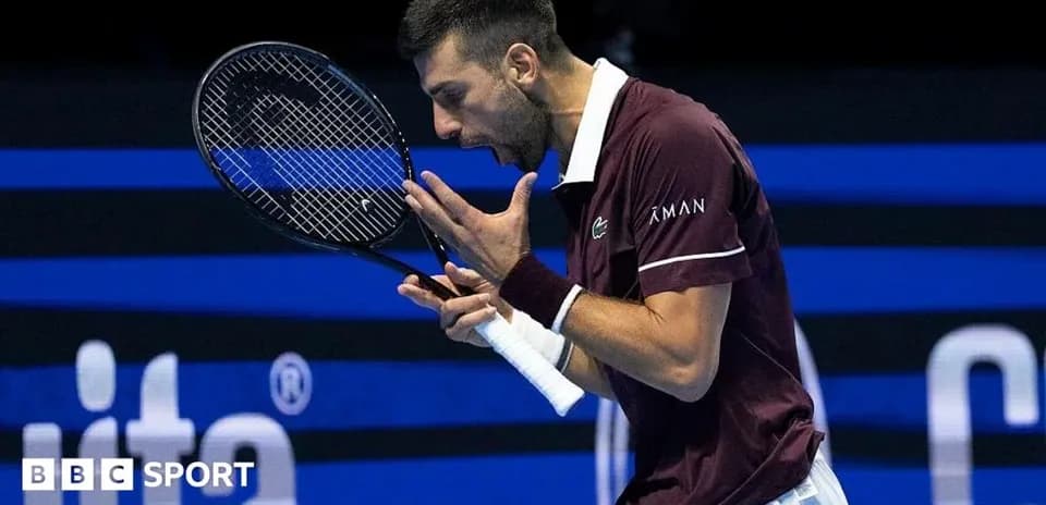 Jugador de tenis celebrando en la cancha
