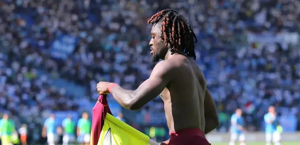 Jugador cambiando de camiseta durante el partido